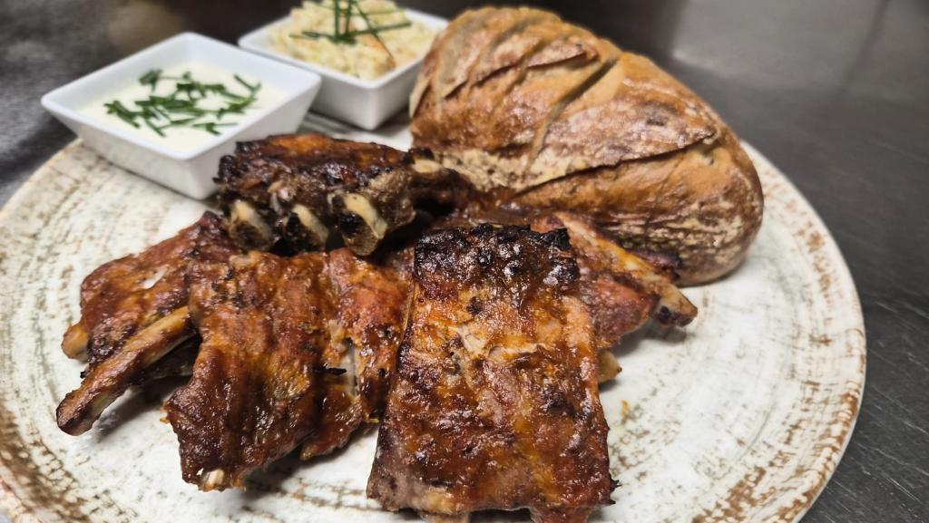 600g BBQ Žebra Spare Ribs, Blue cheese omáčka, Rozpečený bylinkový chléb 249,-