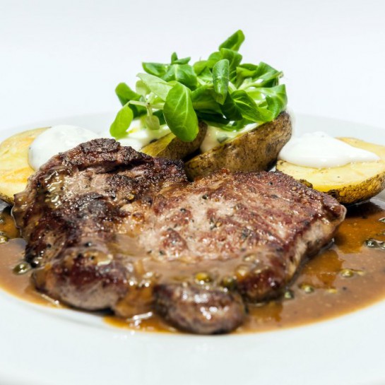 Rib eye steak, gratinovaná brambora, omáčka se zeleným pepřem