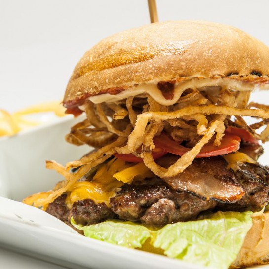 Hamburger XXL se slaninou a sýrem chedar, steakové hranolky