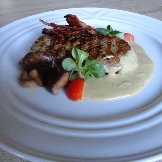 Steak z vepř. panenky opečená slanina a žampióny s dijónskou omáčkou