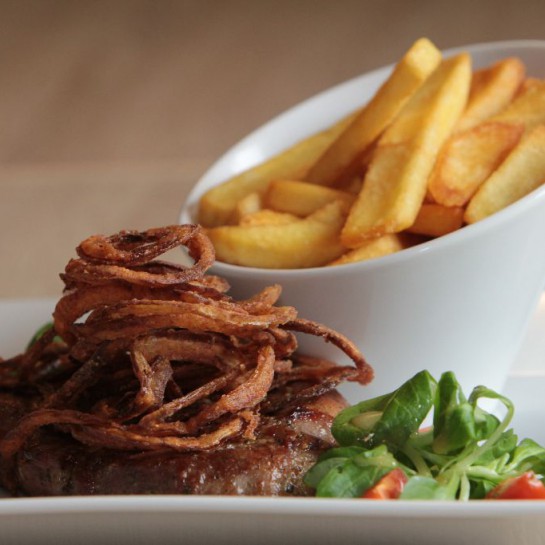 Vepřová krkovice s vídeňskou cibulkou, steakové hranolky