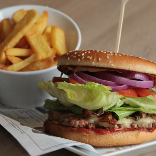 XXL hamburger, steakové hranolky